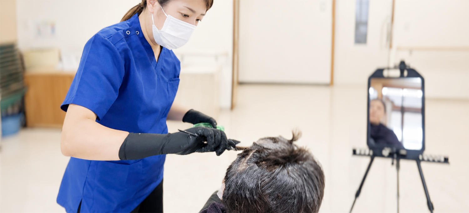 訪問理美容でのカットの様子